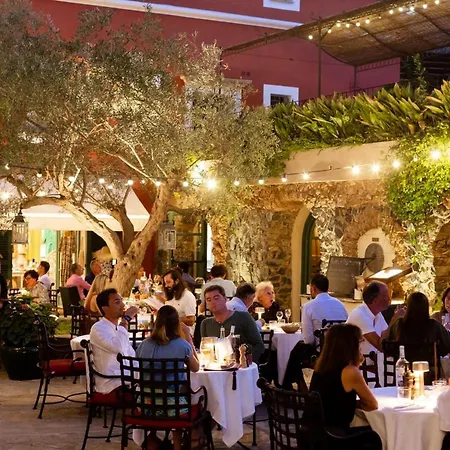Отель Demeure Castel & 4*